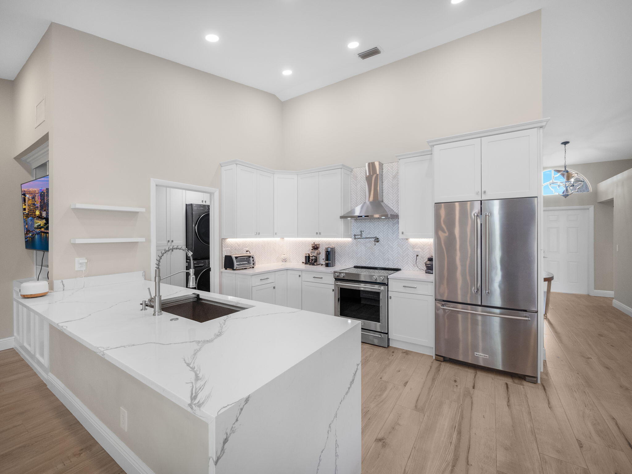 1095 Roble Way