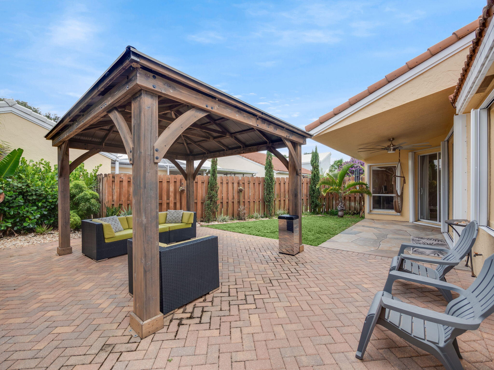 1095 Roble Way