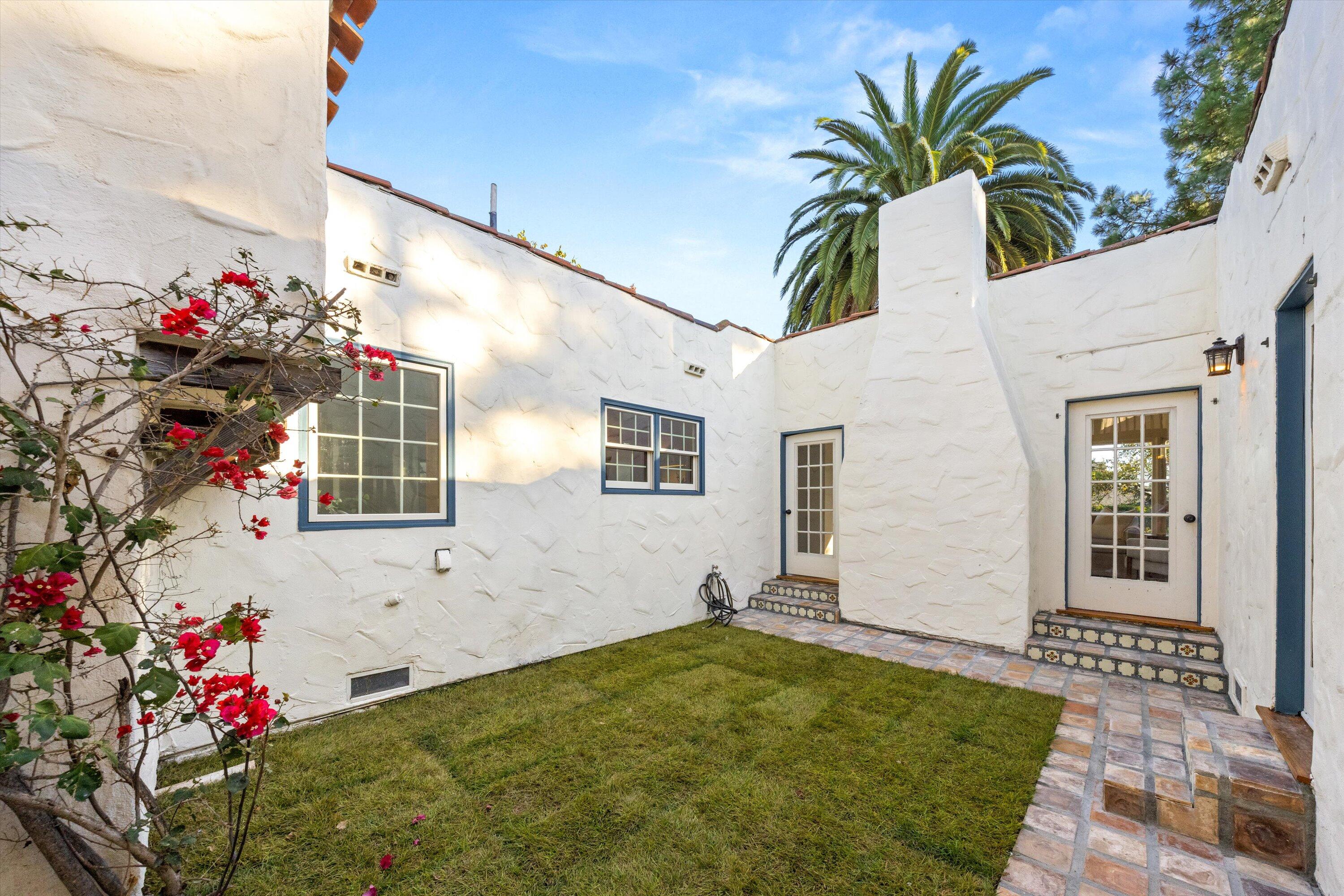 2922 Paseo Del Refugio