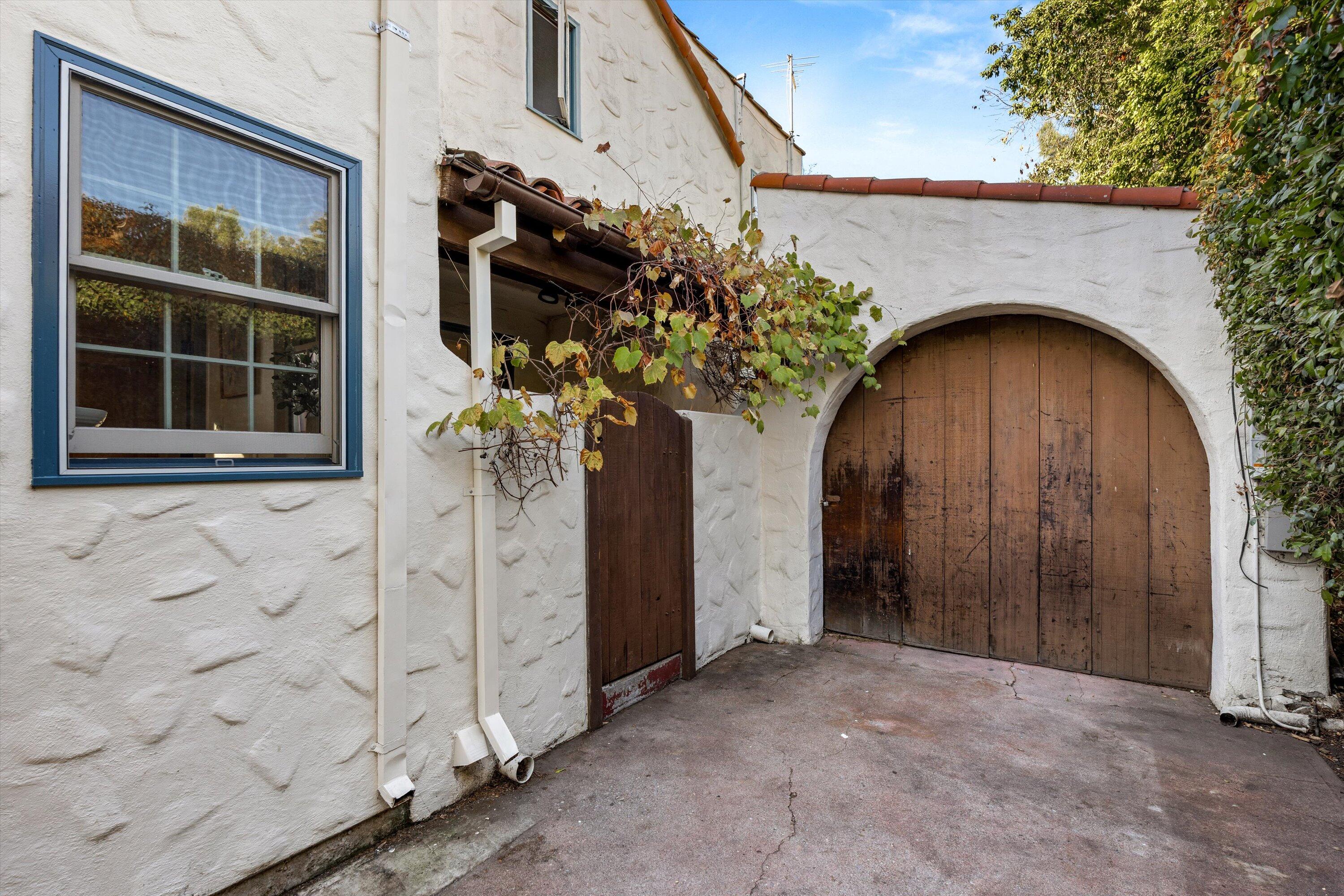 2922 Paseo Del Refugio