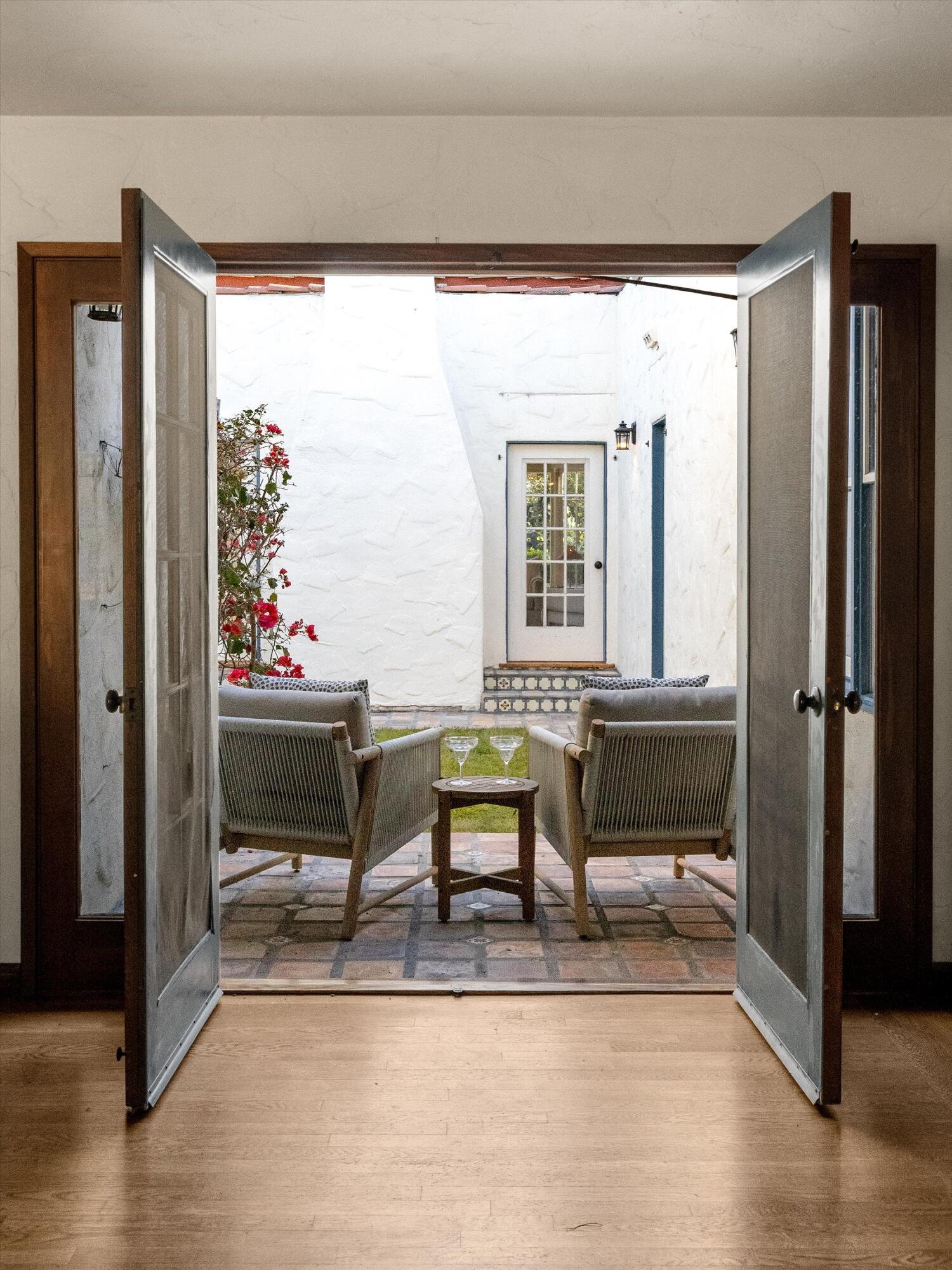 2922 Paseo Del Refugio