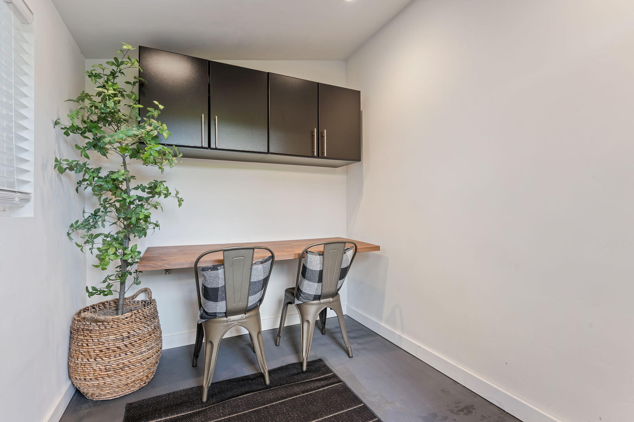 825 W Pedregosa Street Adu