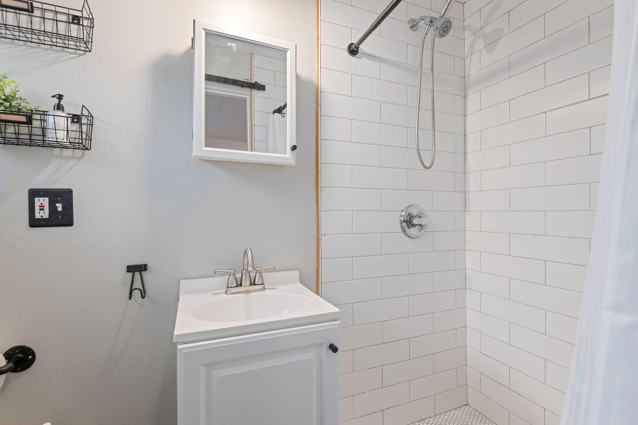 825 W Pedregosa Street Adu