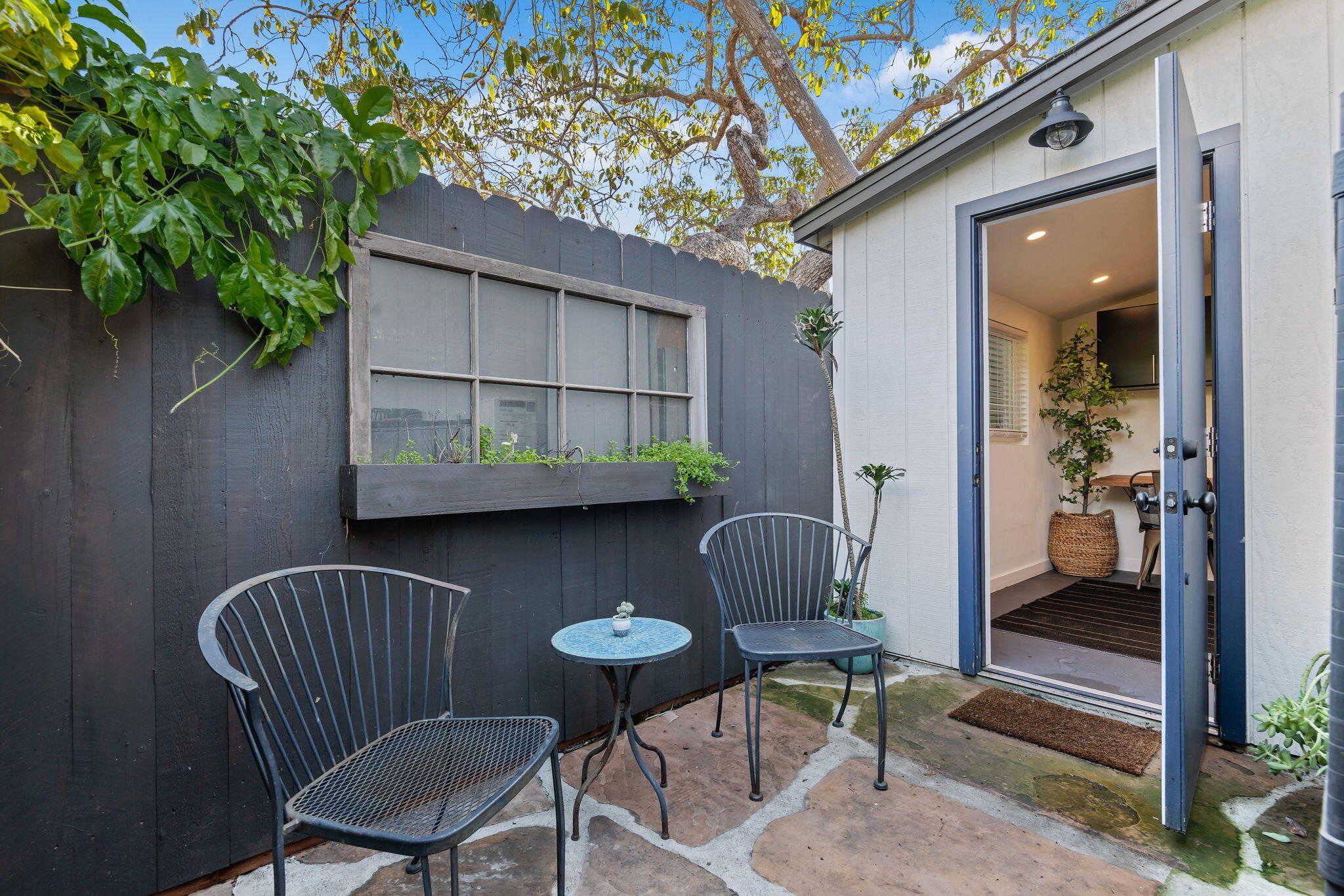 825 W Pedregosa Street Adu