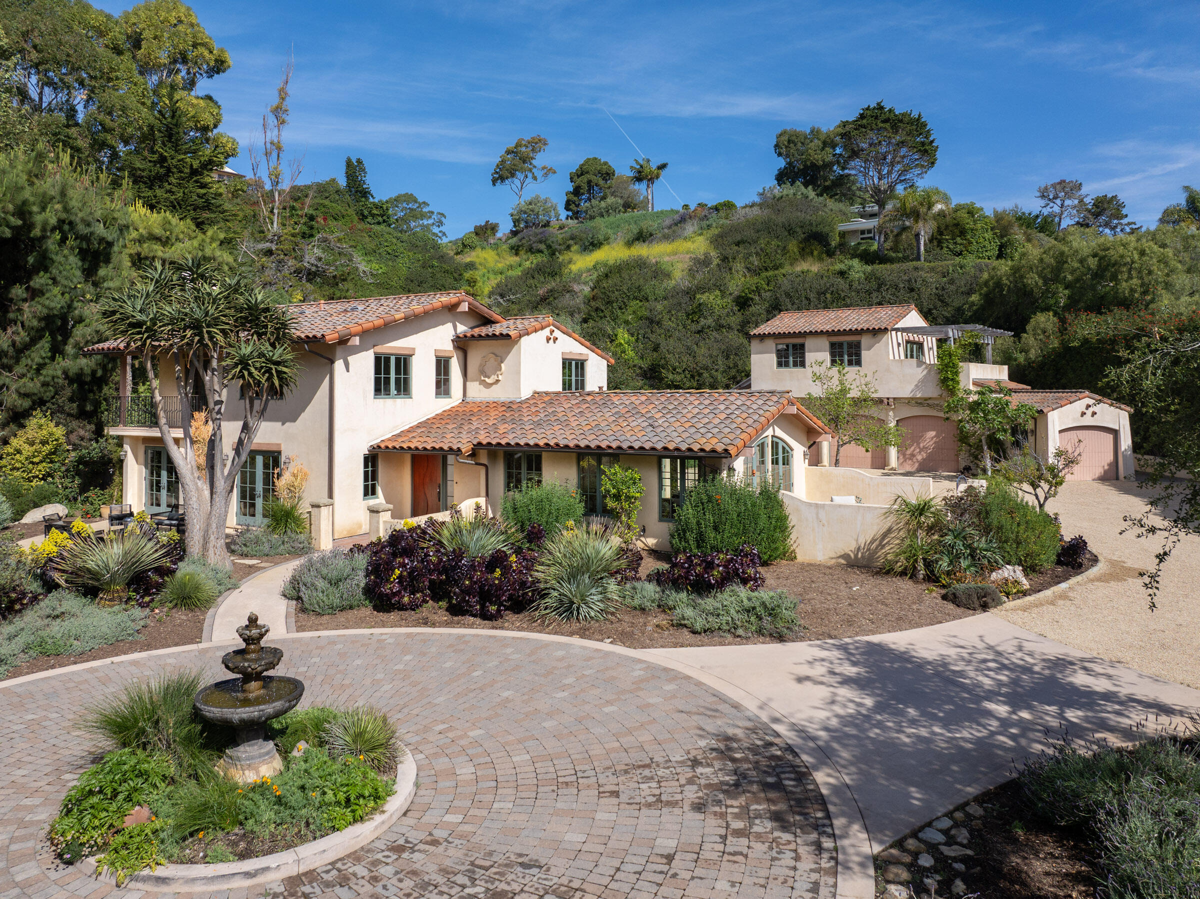 2932 Cliff Drive