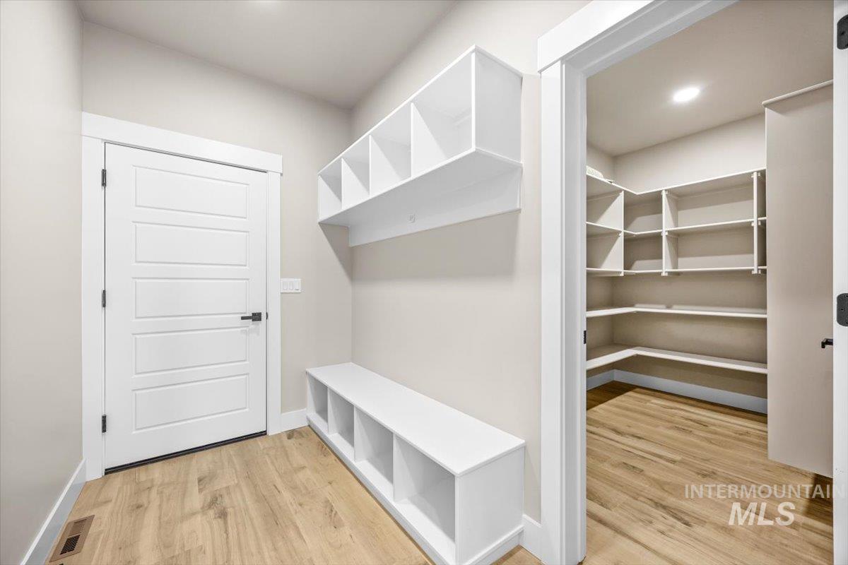 2121 Justine
