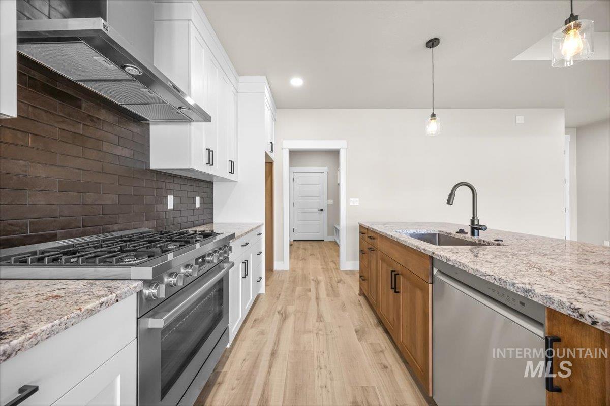 2121 Justine
