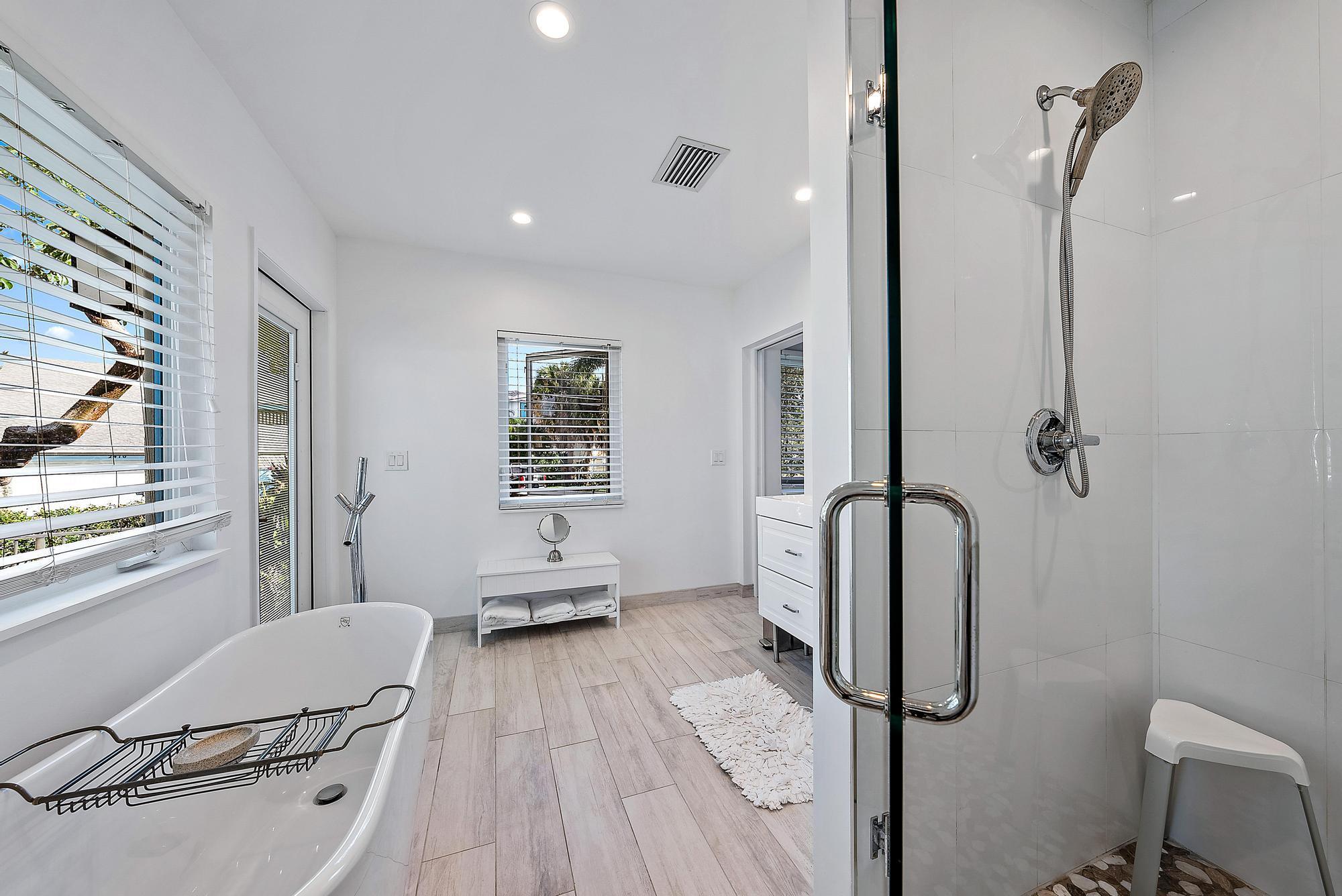 2401 N Lakeside Drive