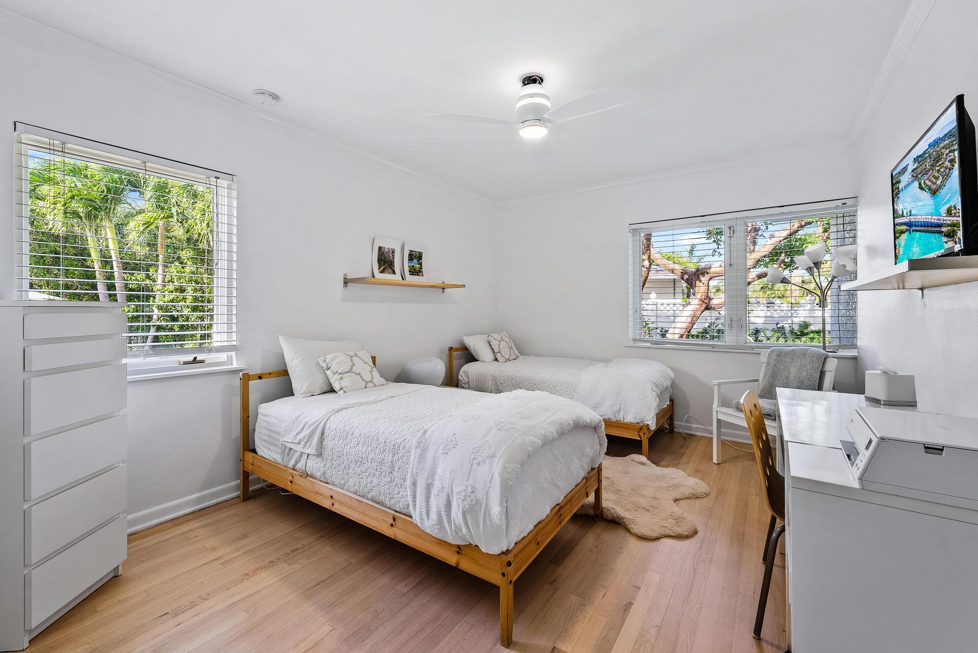 2401 N Lakeside Drive