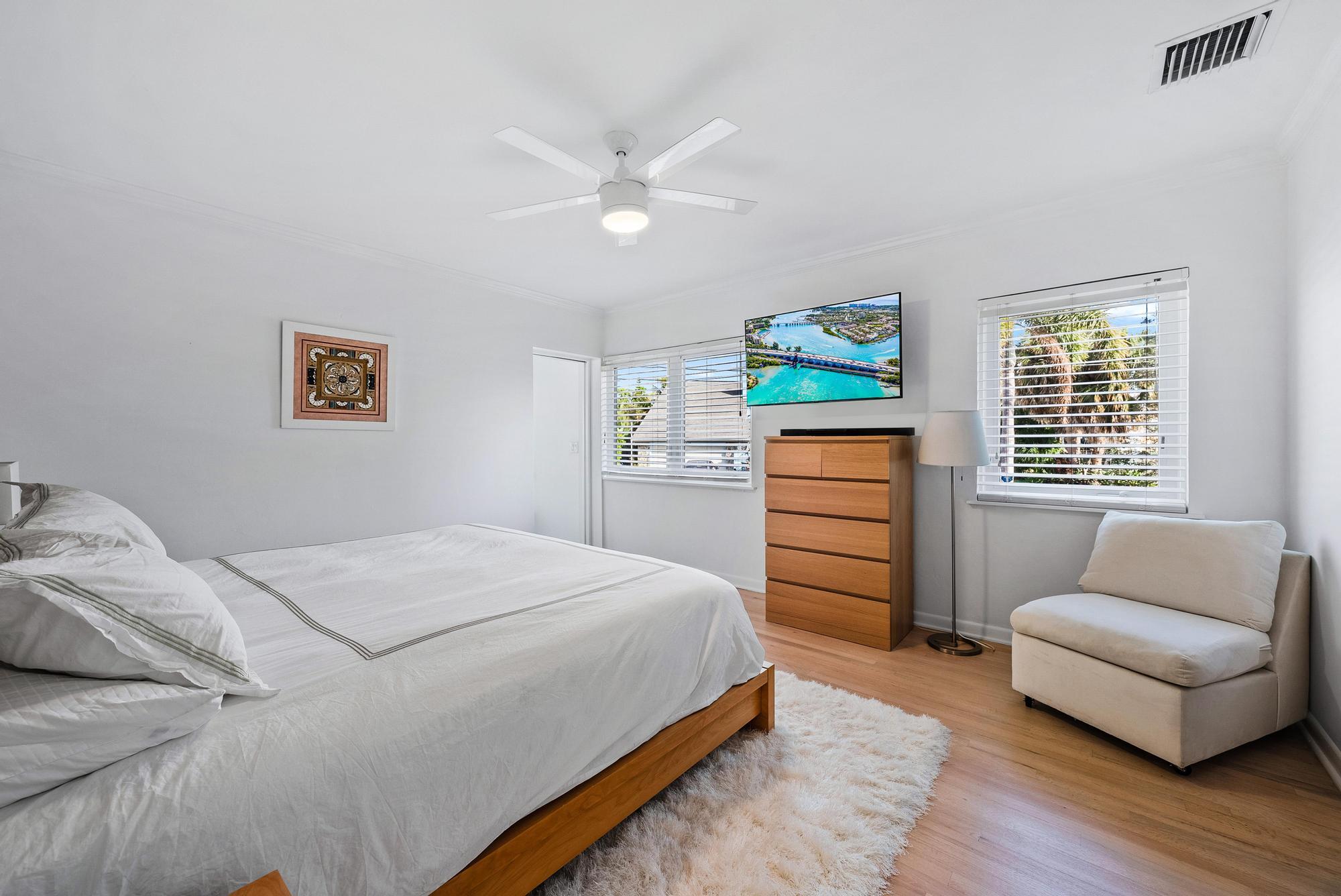 2401 N Lakeside Drive