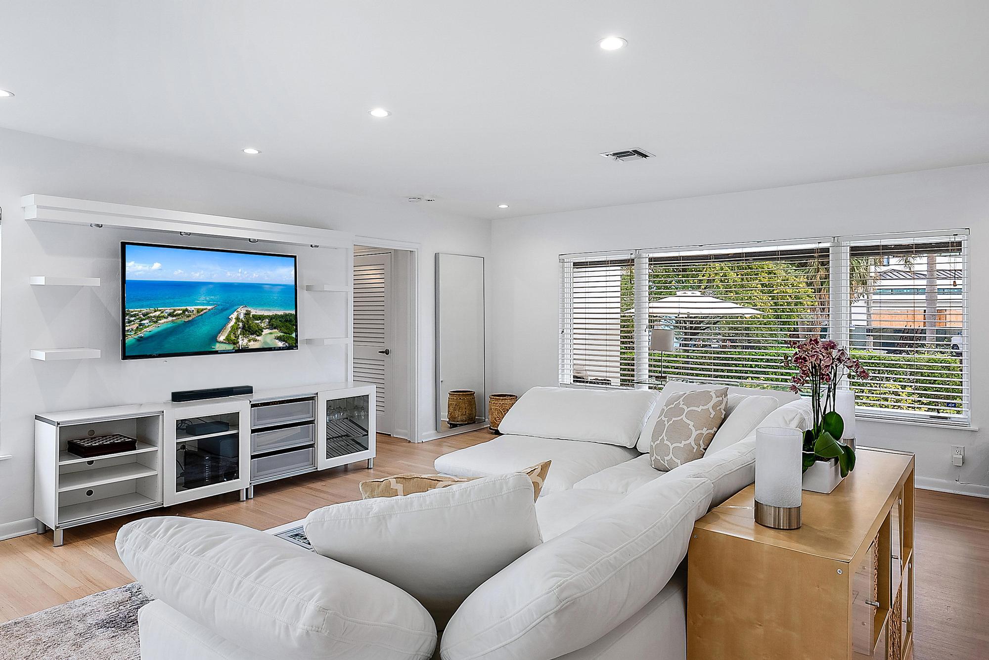 2401 N Lakeside Drive