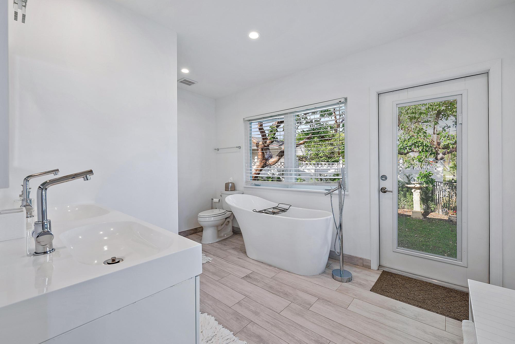 2401 N Lakeside Drive