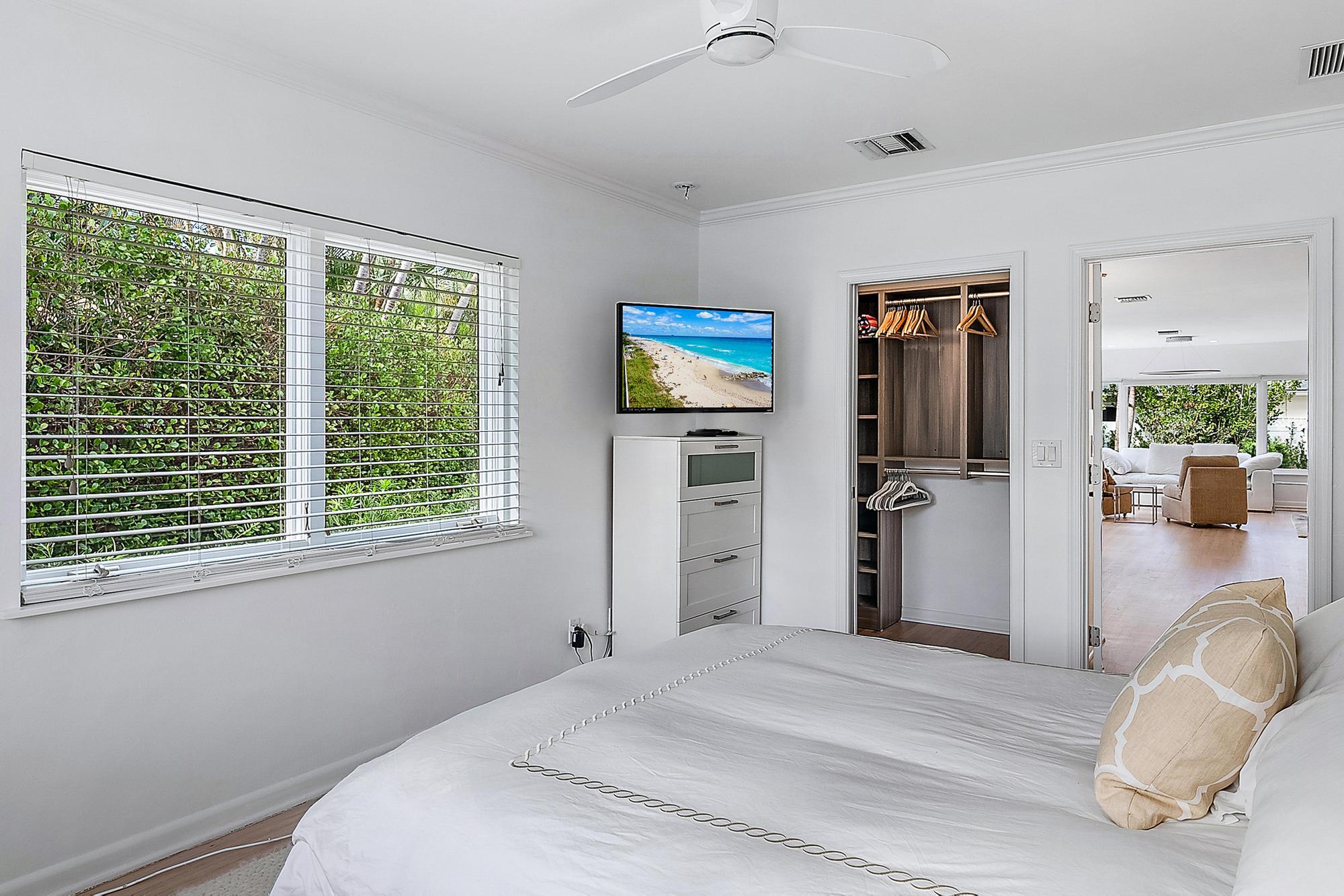 2401 N Lakeside Drive