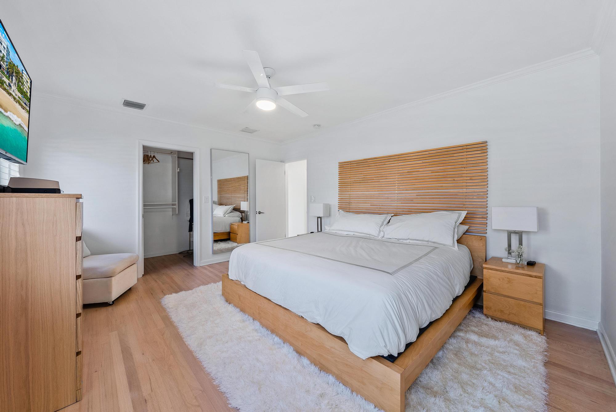 2401 N Lakeside Drive