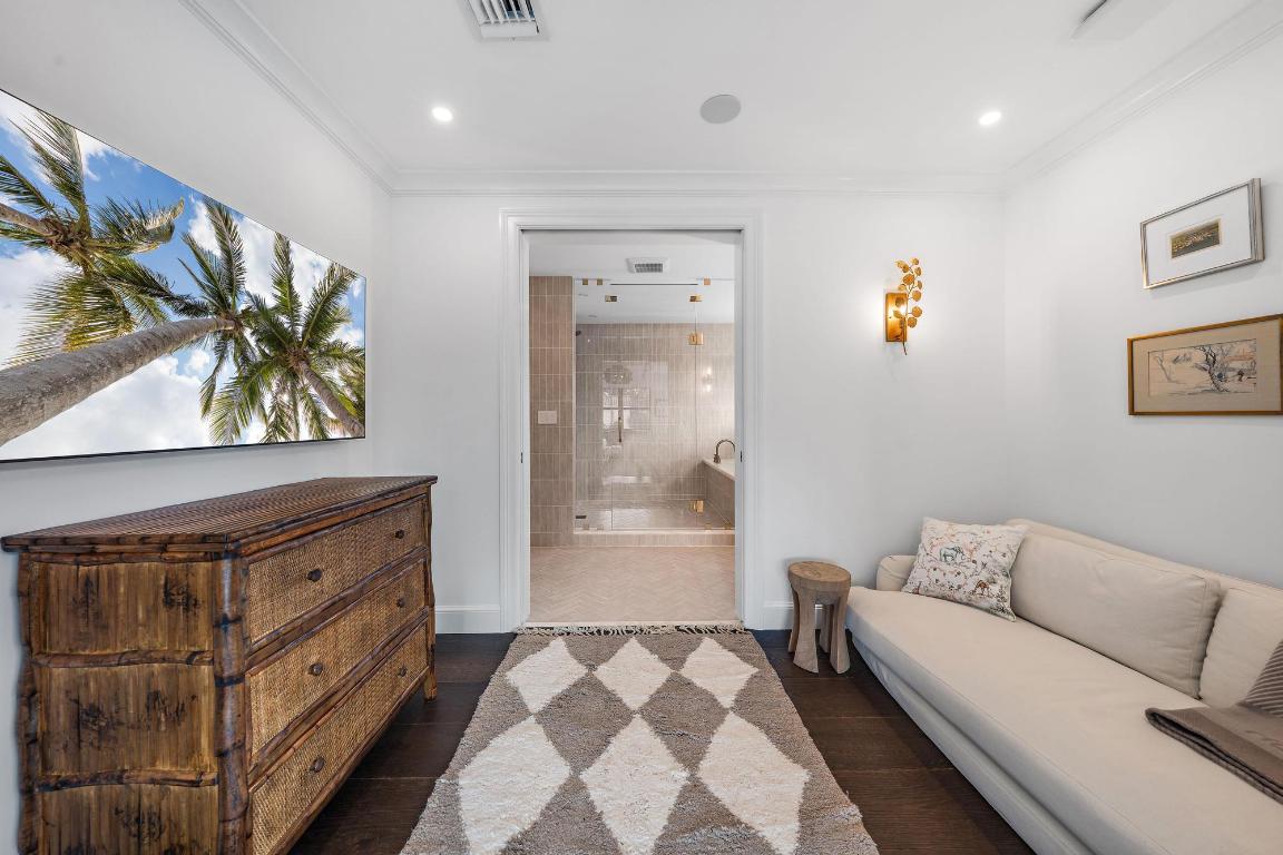 824 N Lakeside Drive