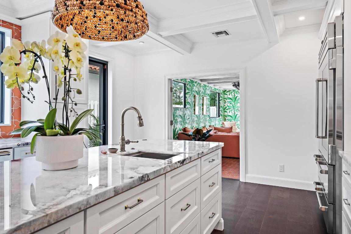 824 N Lakeside Drive