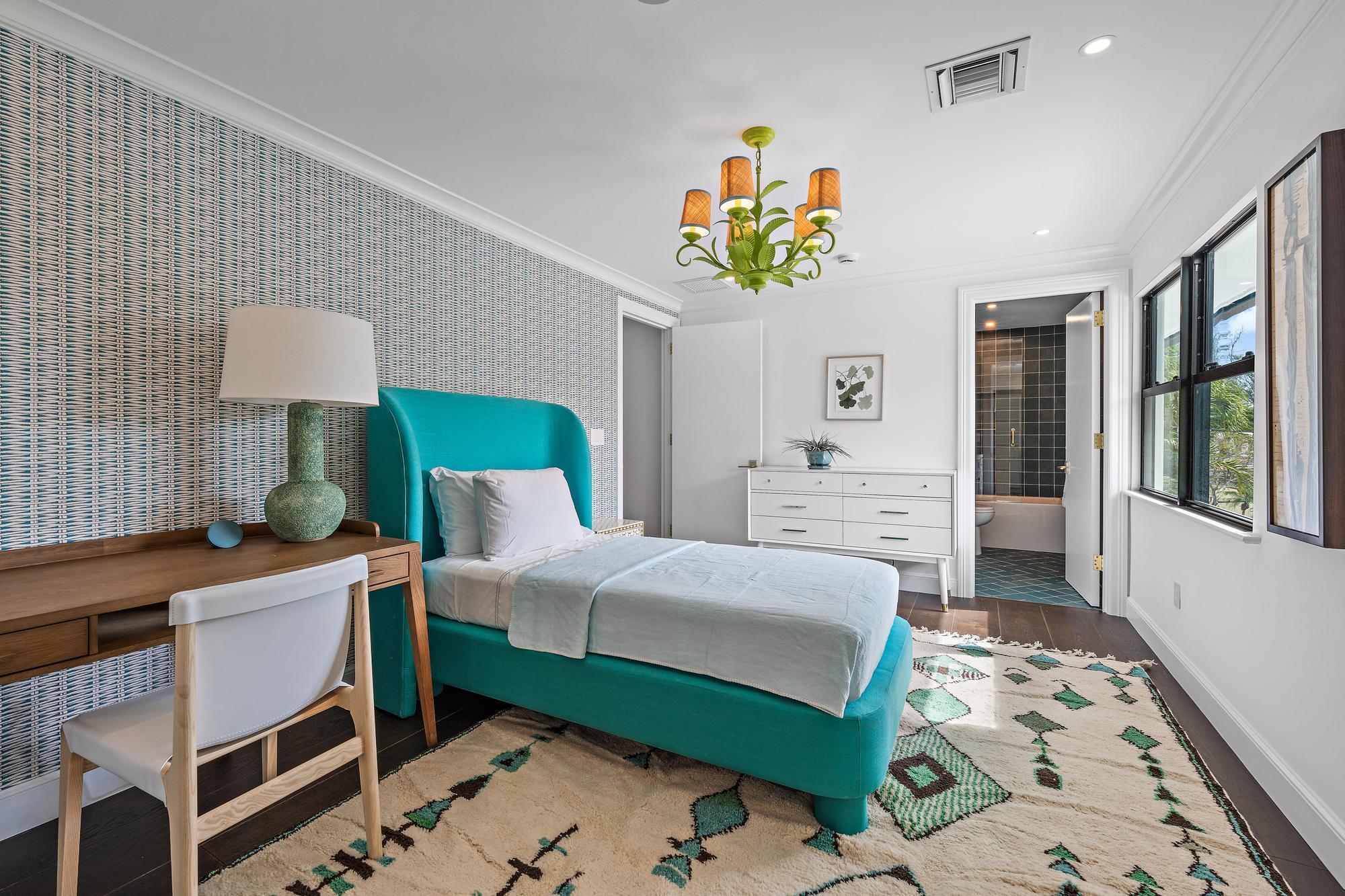 824 N Lakeside Drive