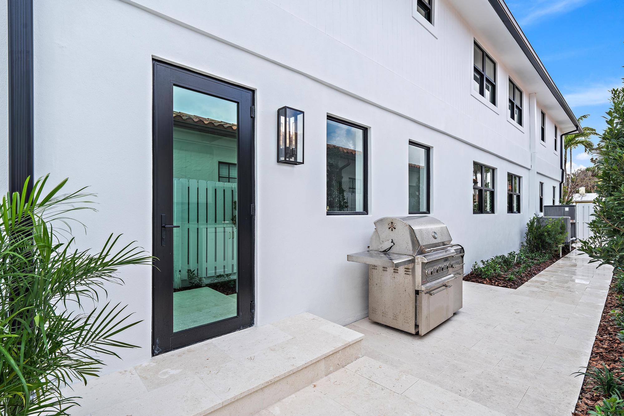 824 N Lakeside Drive