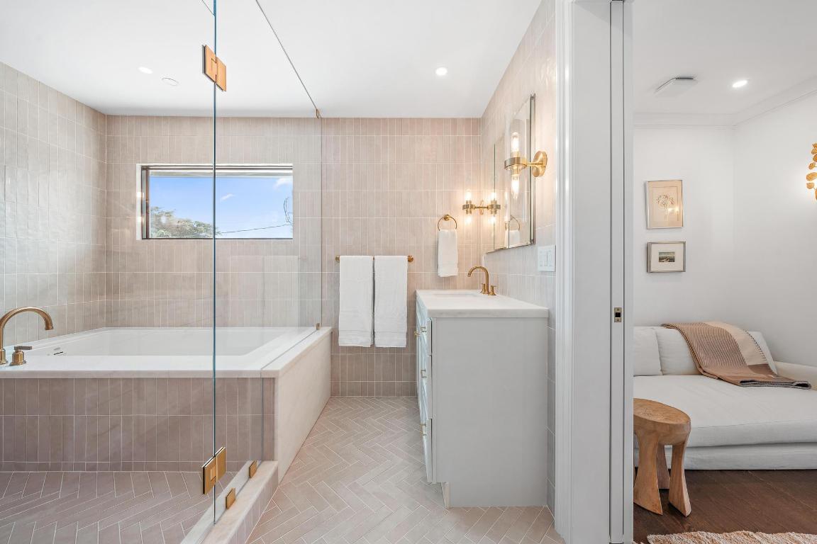 824 N Lakeside Drive