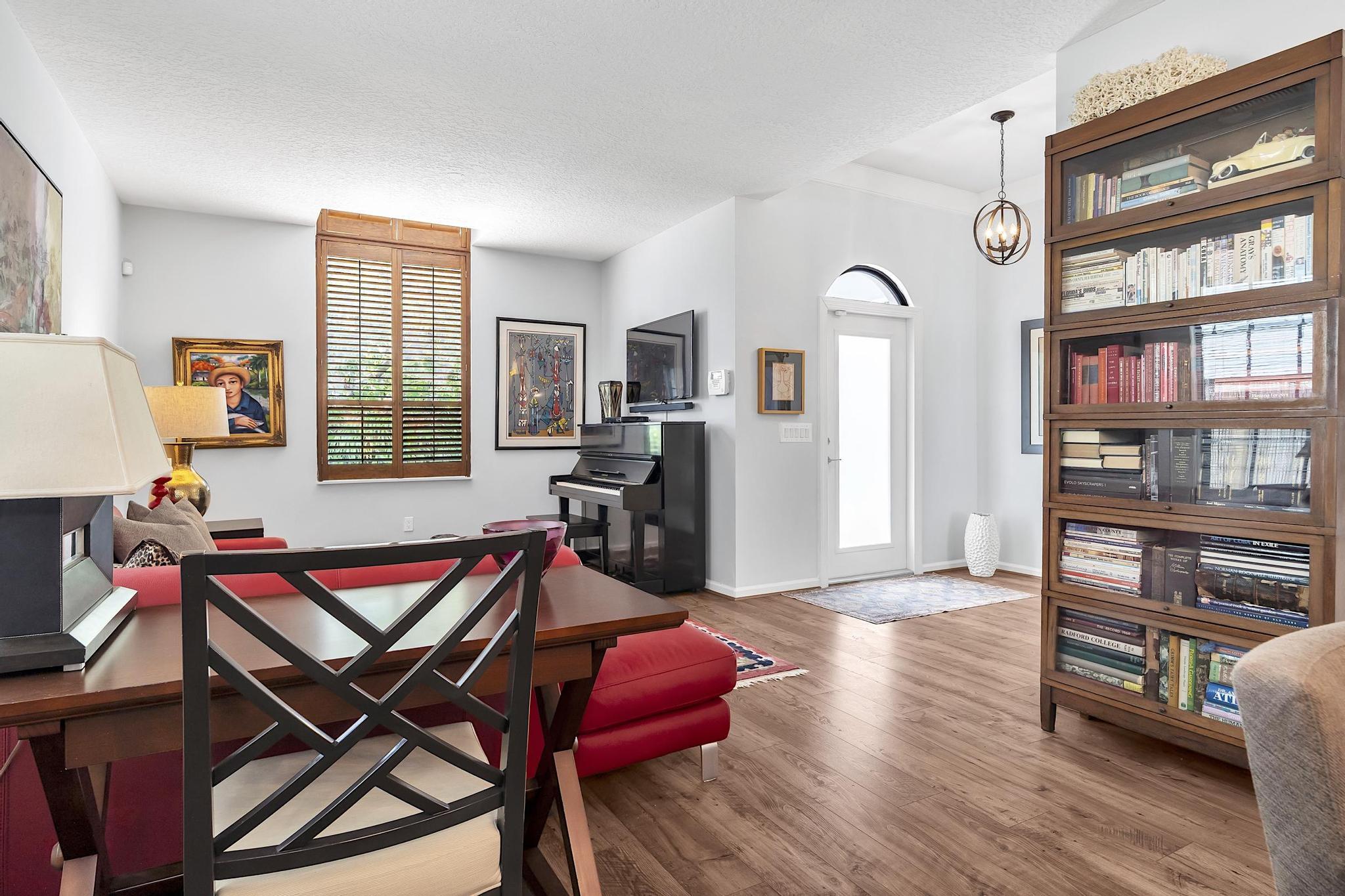 419 N Lakeside Drive