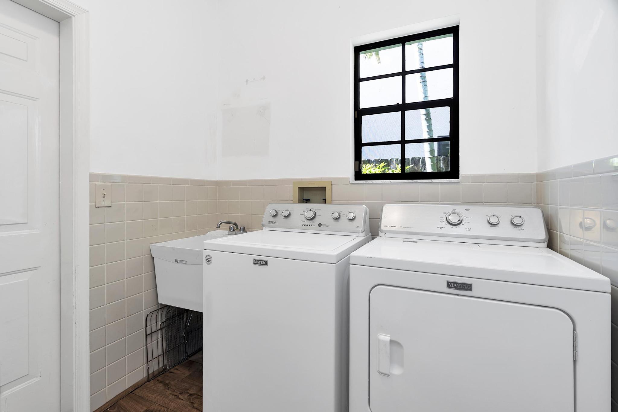 419 N Lakeside Drive