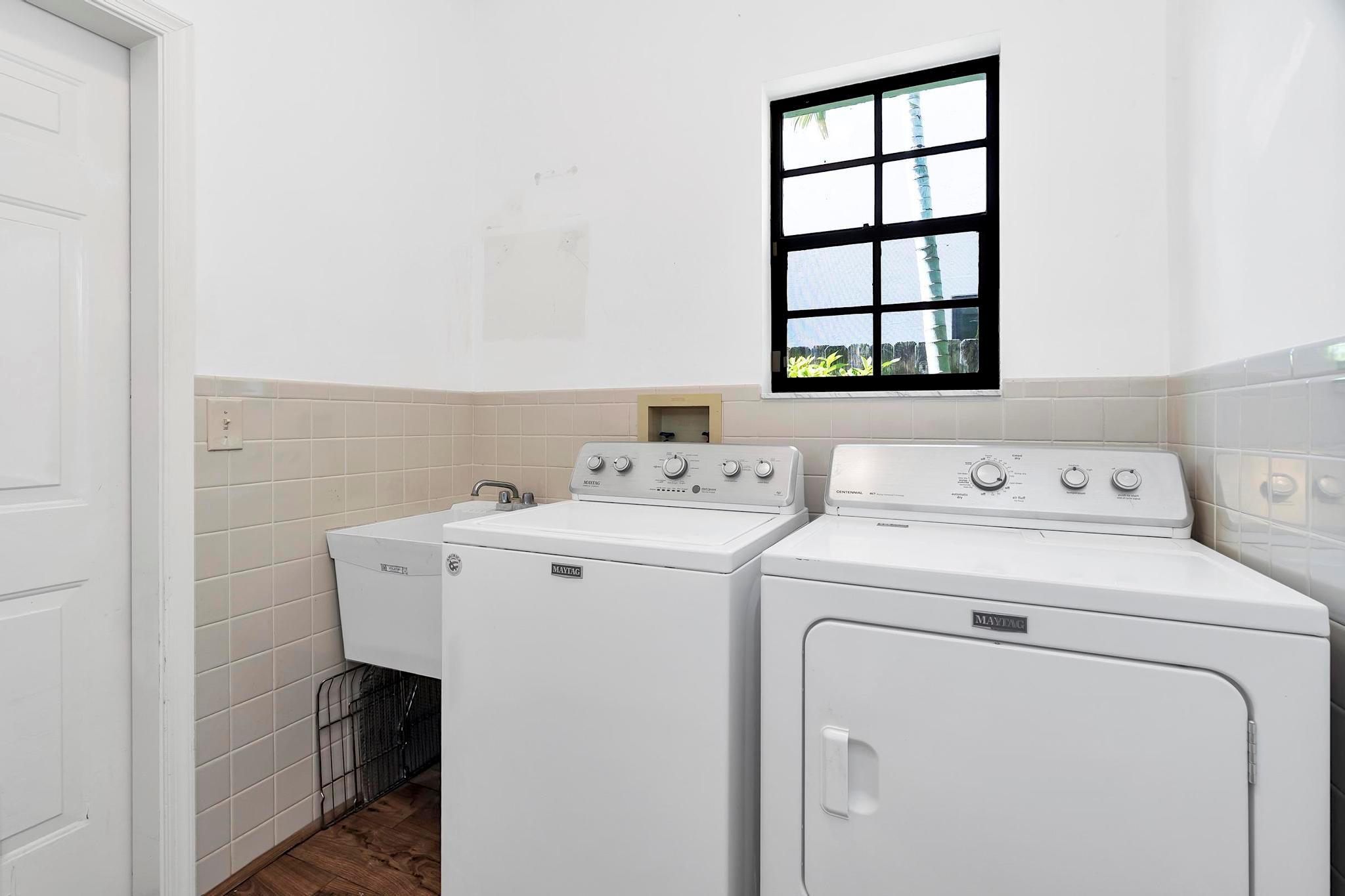 419 N Lakeside Drive