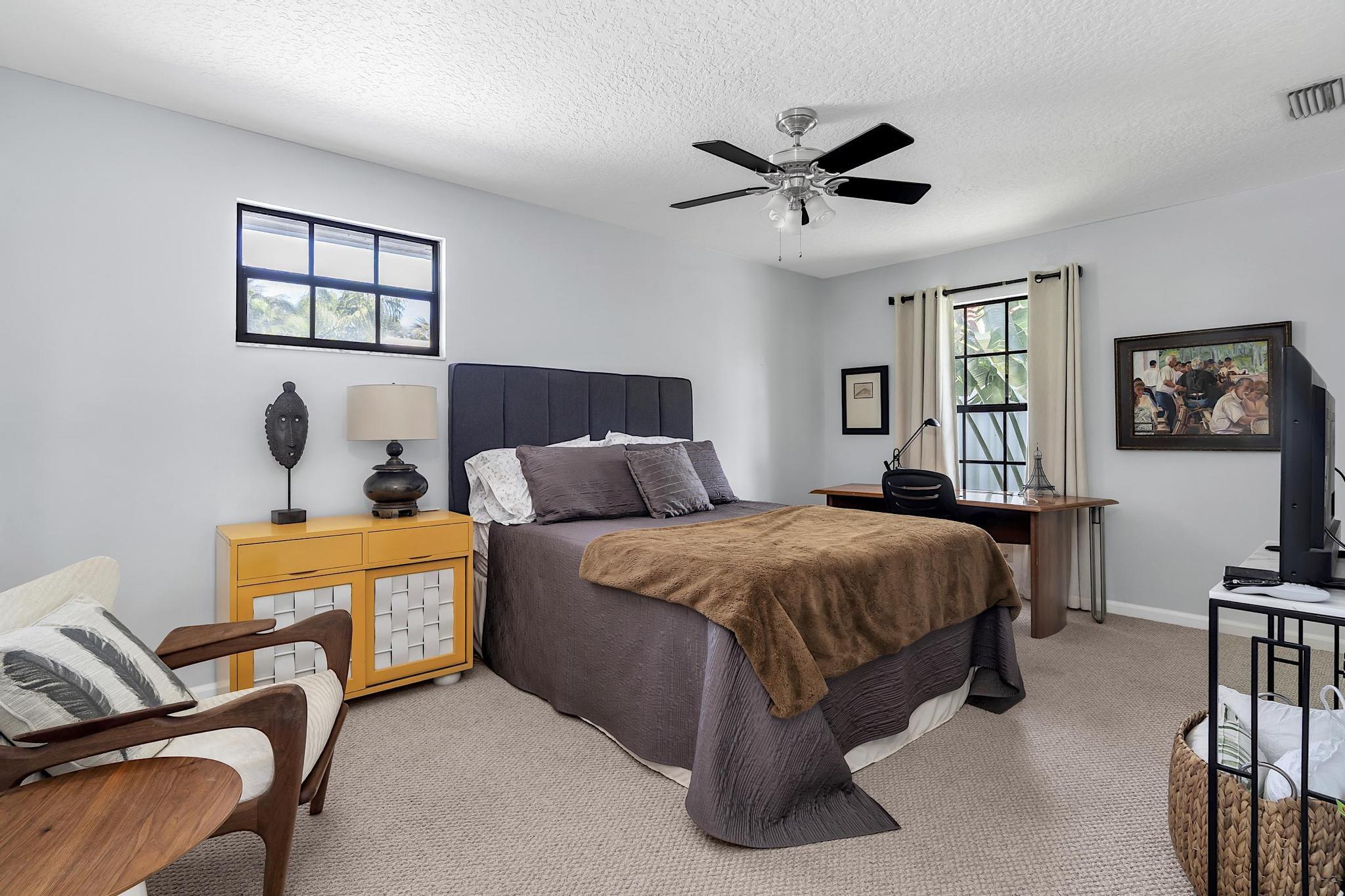 419 N Lakeside Drive