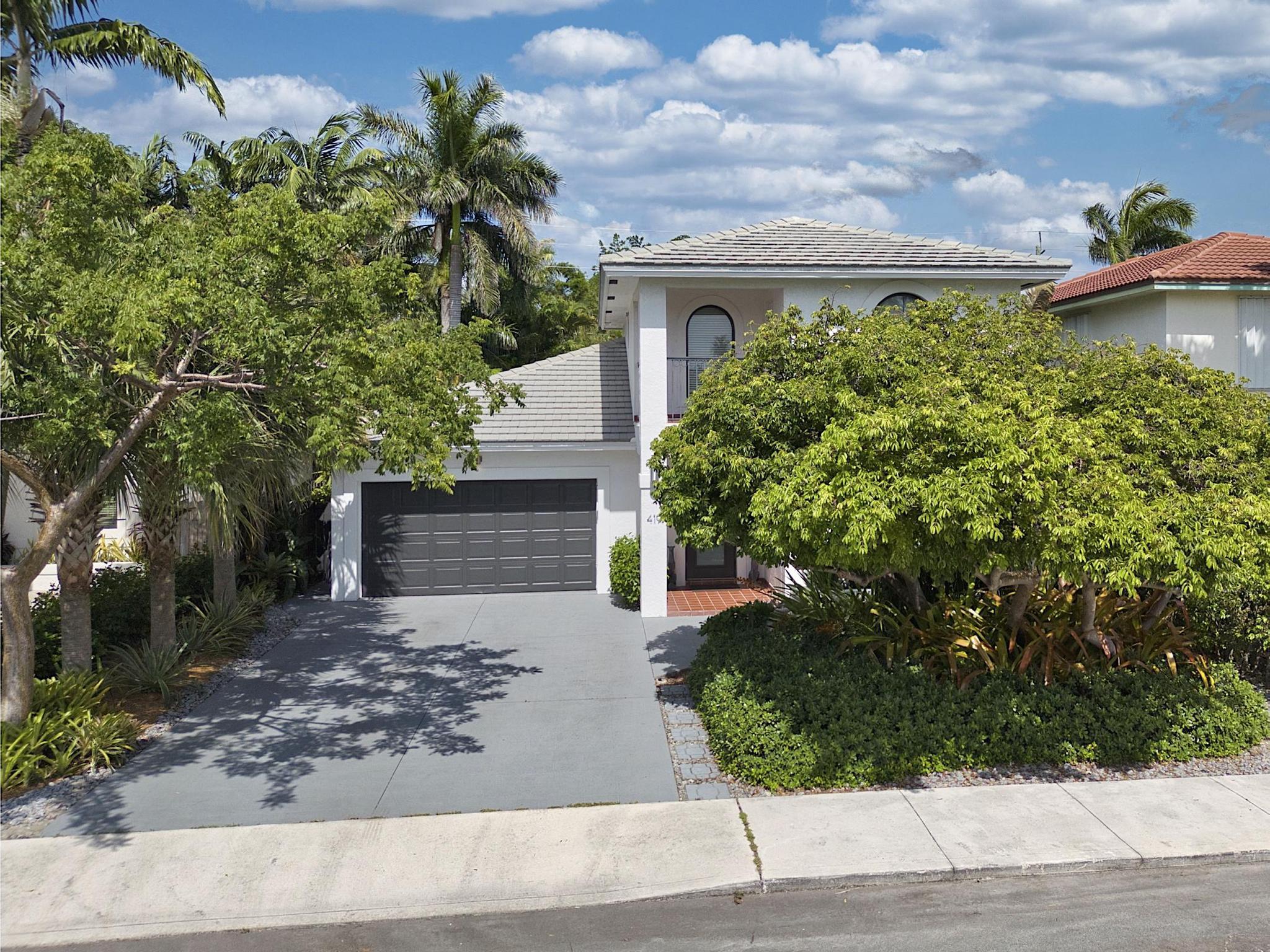 419 N Lakeside Drive