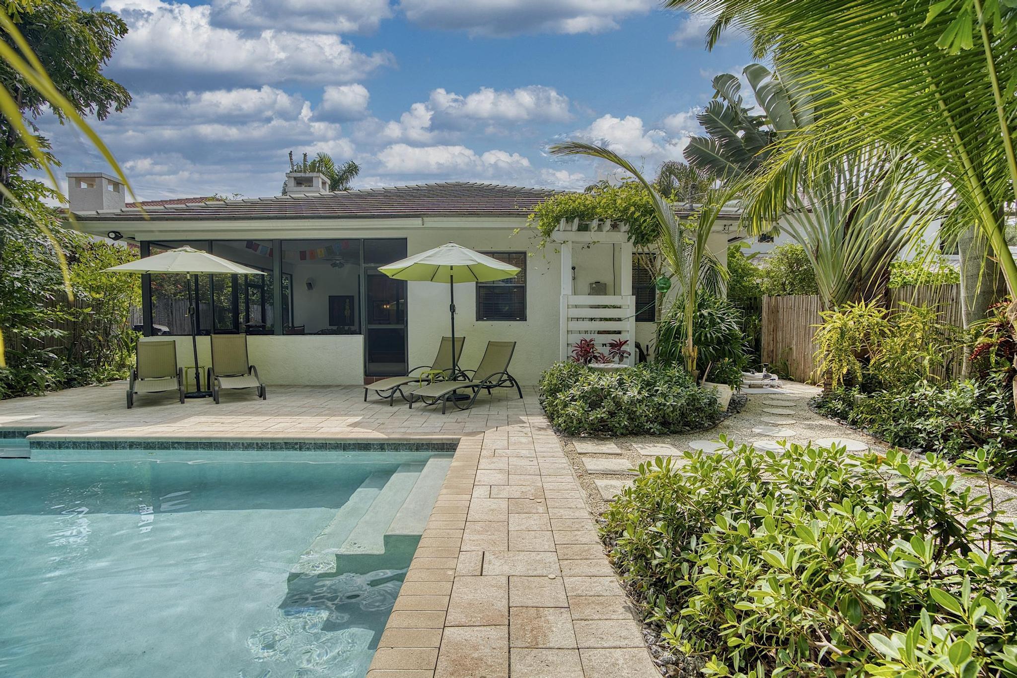 419 N Lakeside Drive