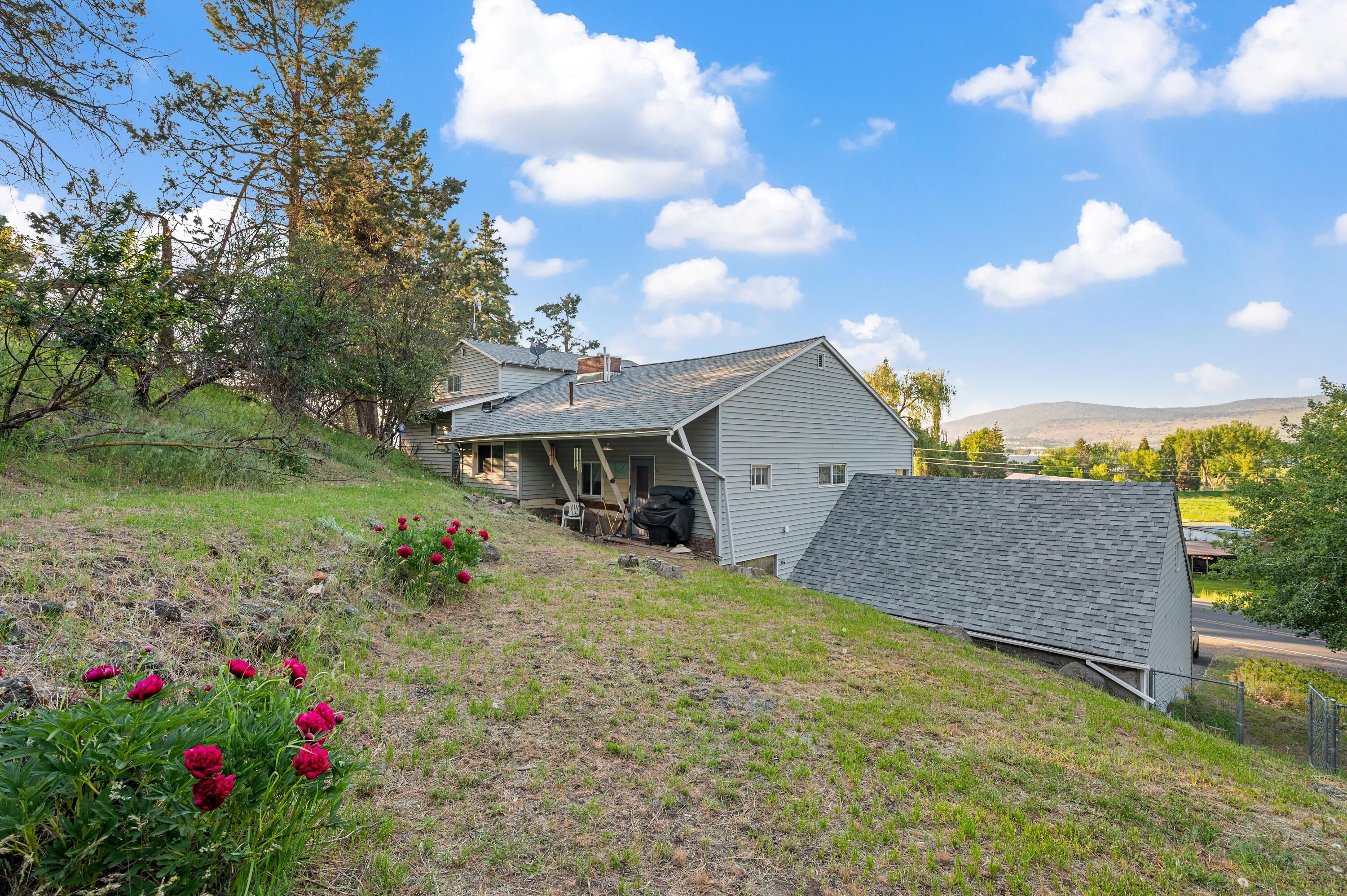1049 Lakeshore Drive
