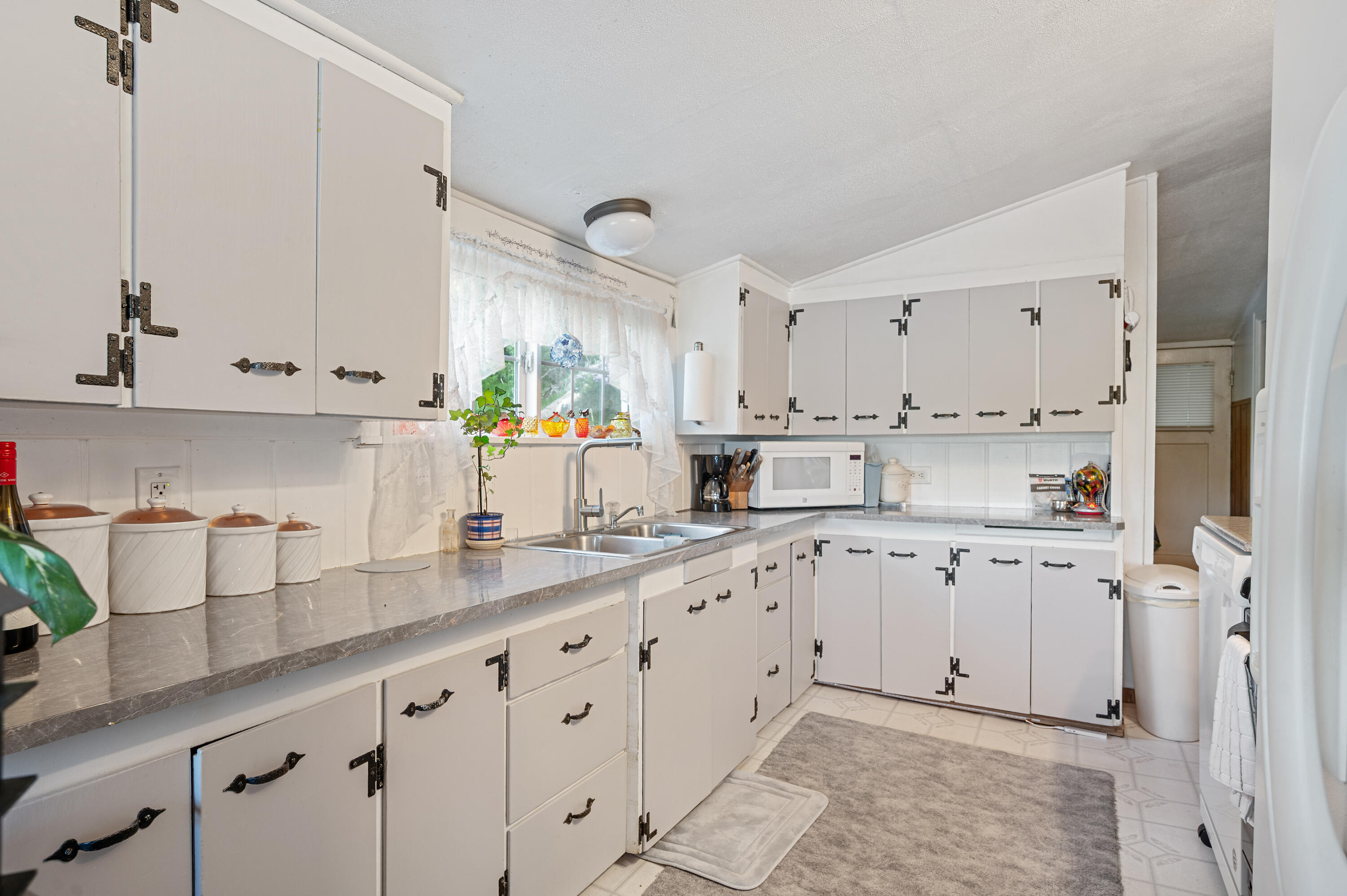 1049 Lakeshore Drive