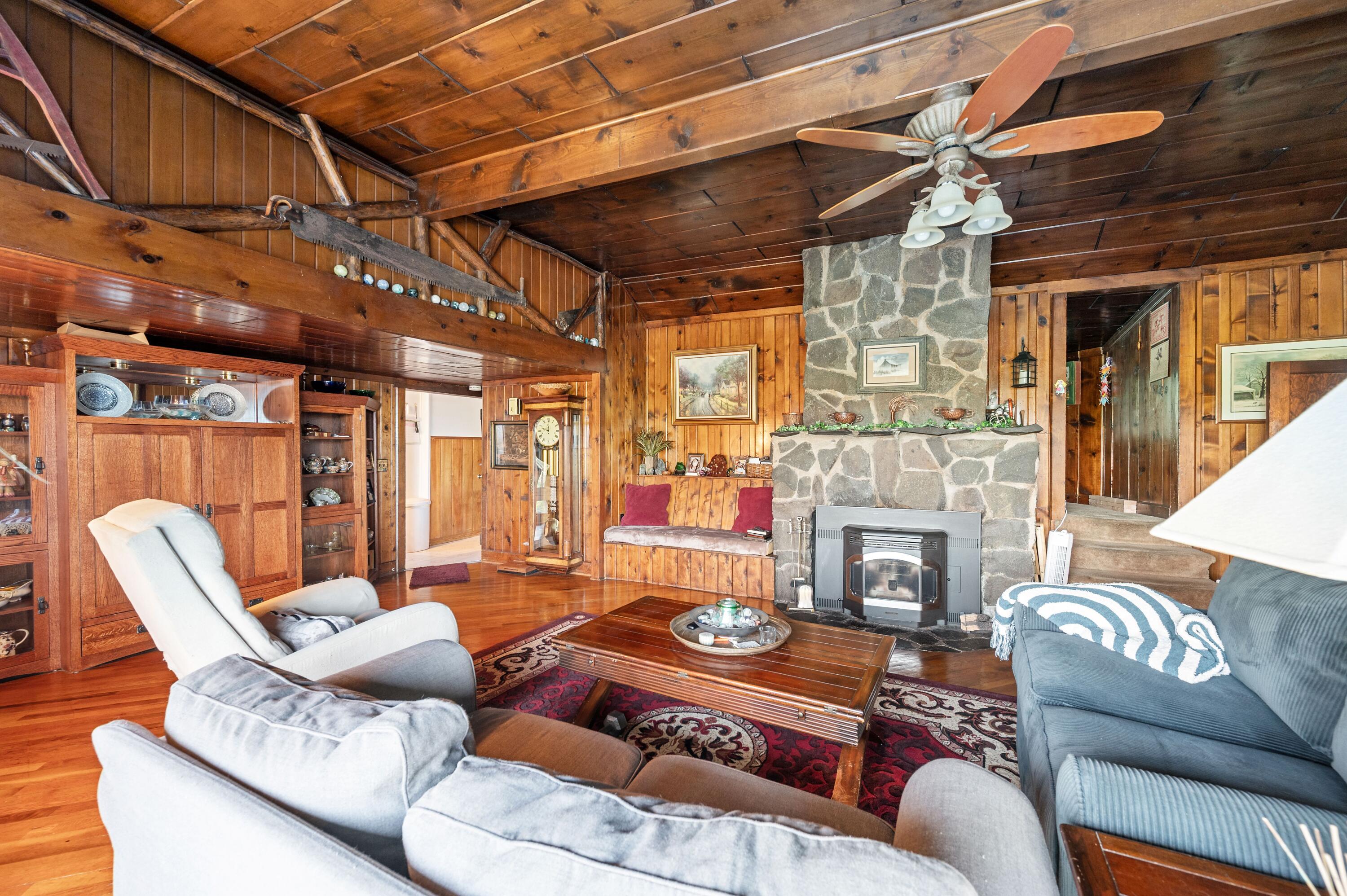 1049 Lakeshore Drive