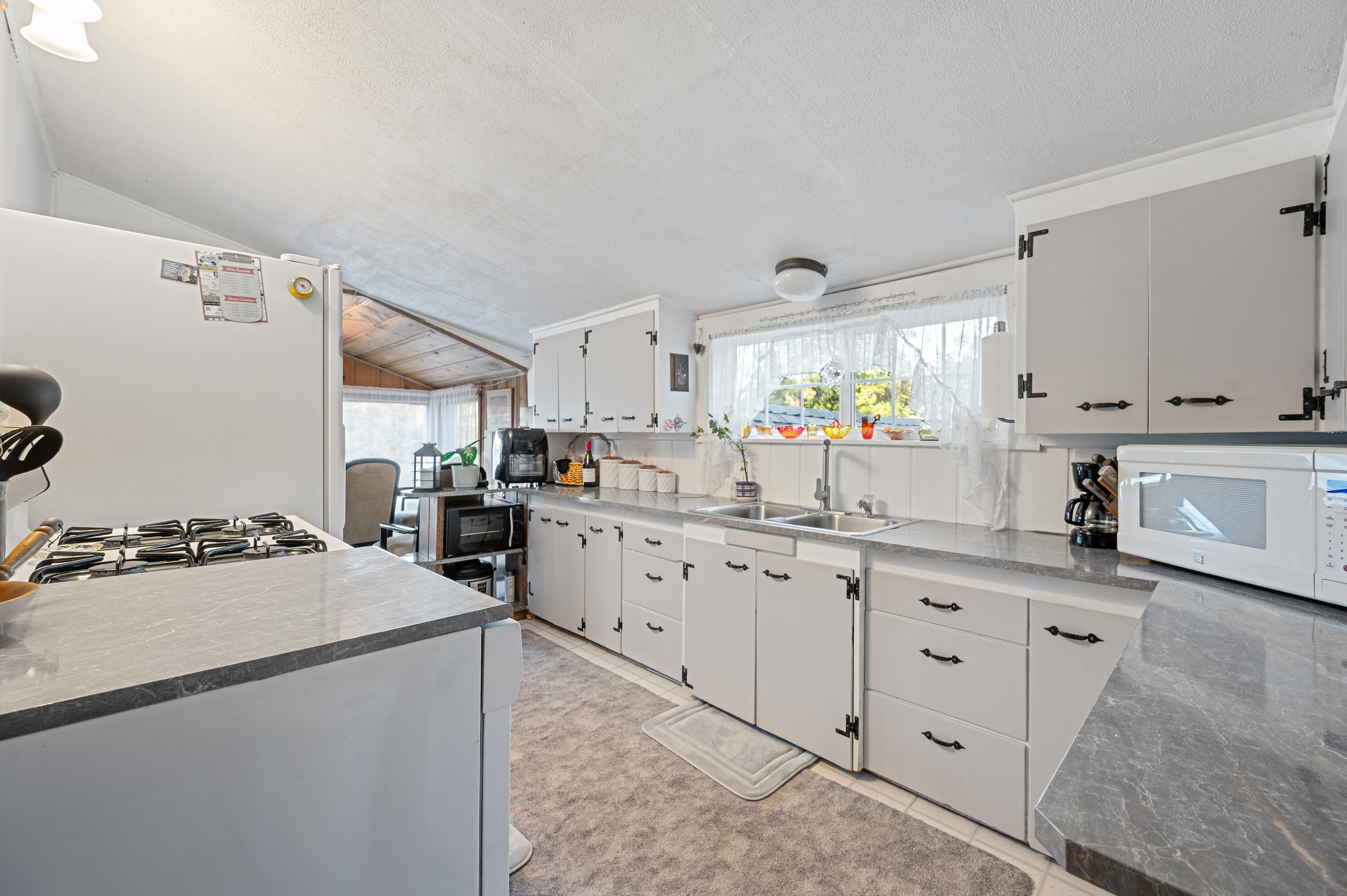 1049 Lakeshore Drive