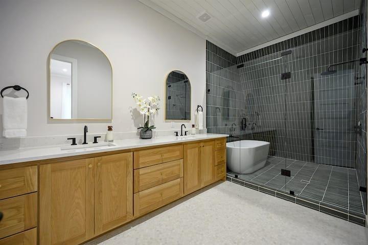 881 Woodland Bluff Trail