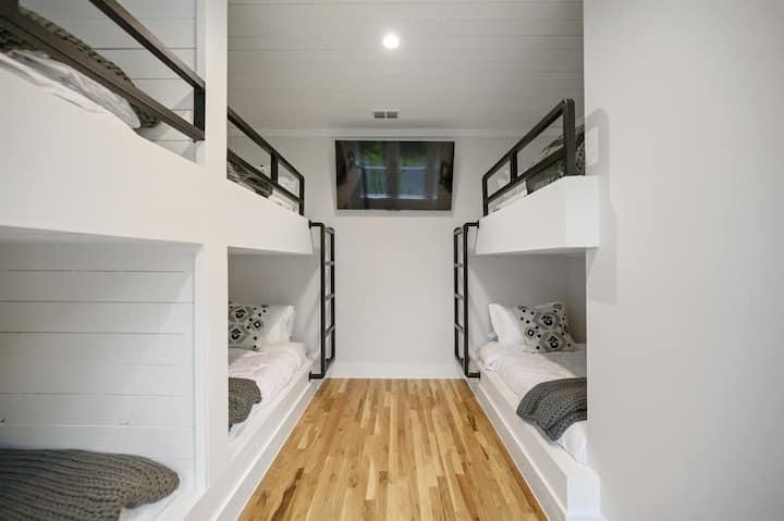 881 Woodland Bluff Trail