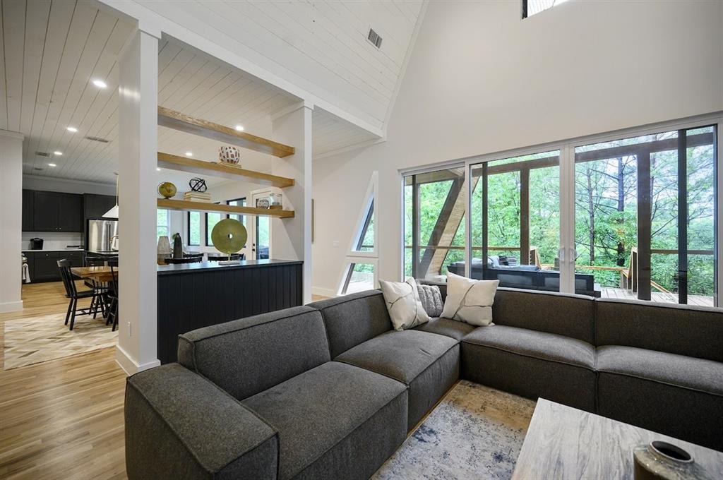 881 Woodland Bluff Trail