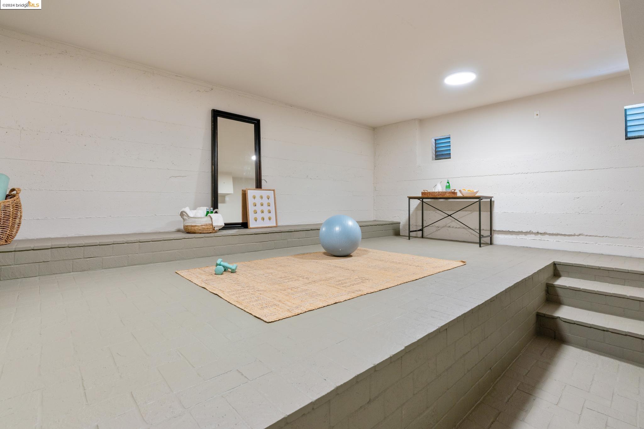 5543 Golden Gate Avenue