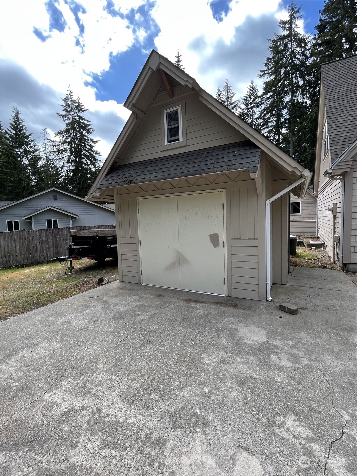 200 E Lake Forest Drive