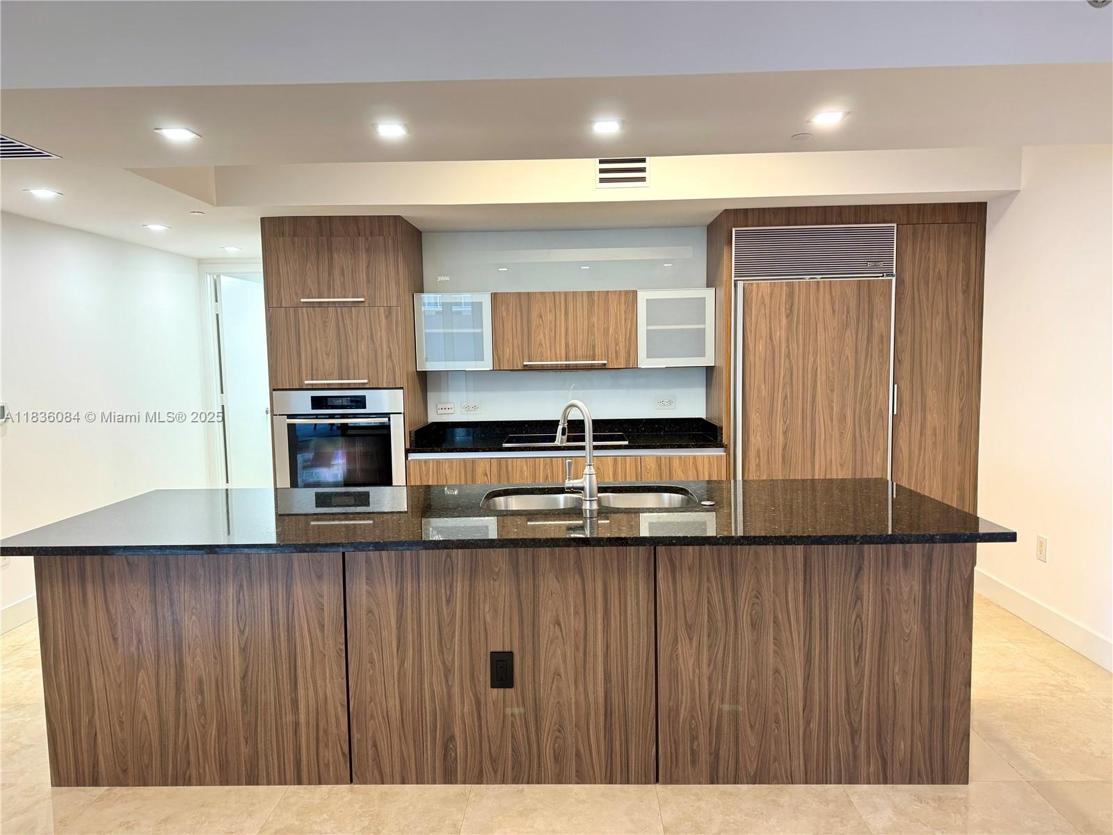 17201 Collins Ave # 507