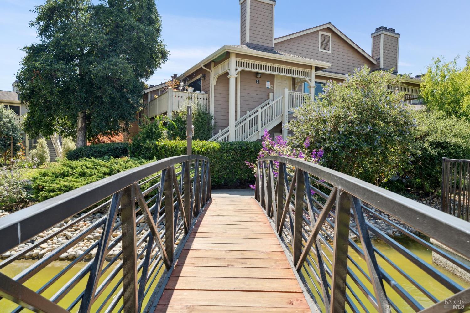 243 Shoreline Ct