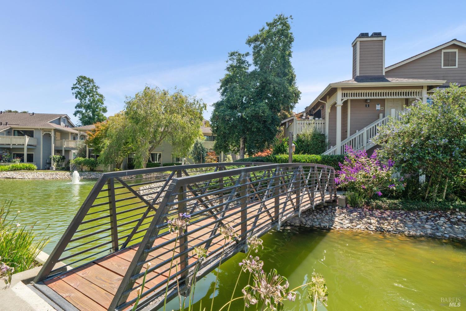 243 Shoreline Ct