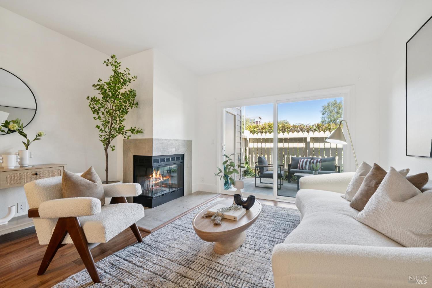 243 Shoreline Ct