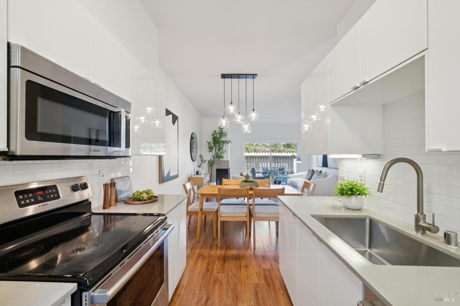 243 Shoreline Ct