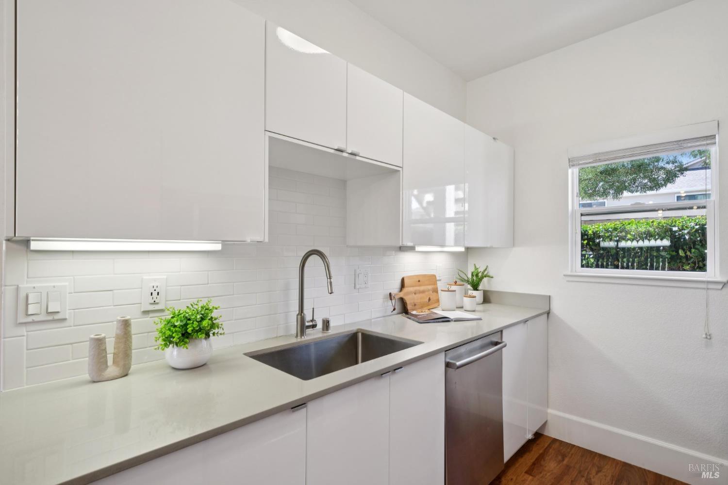 243 Shoreline Ct