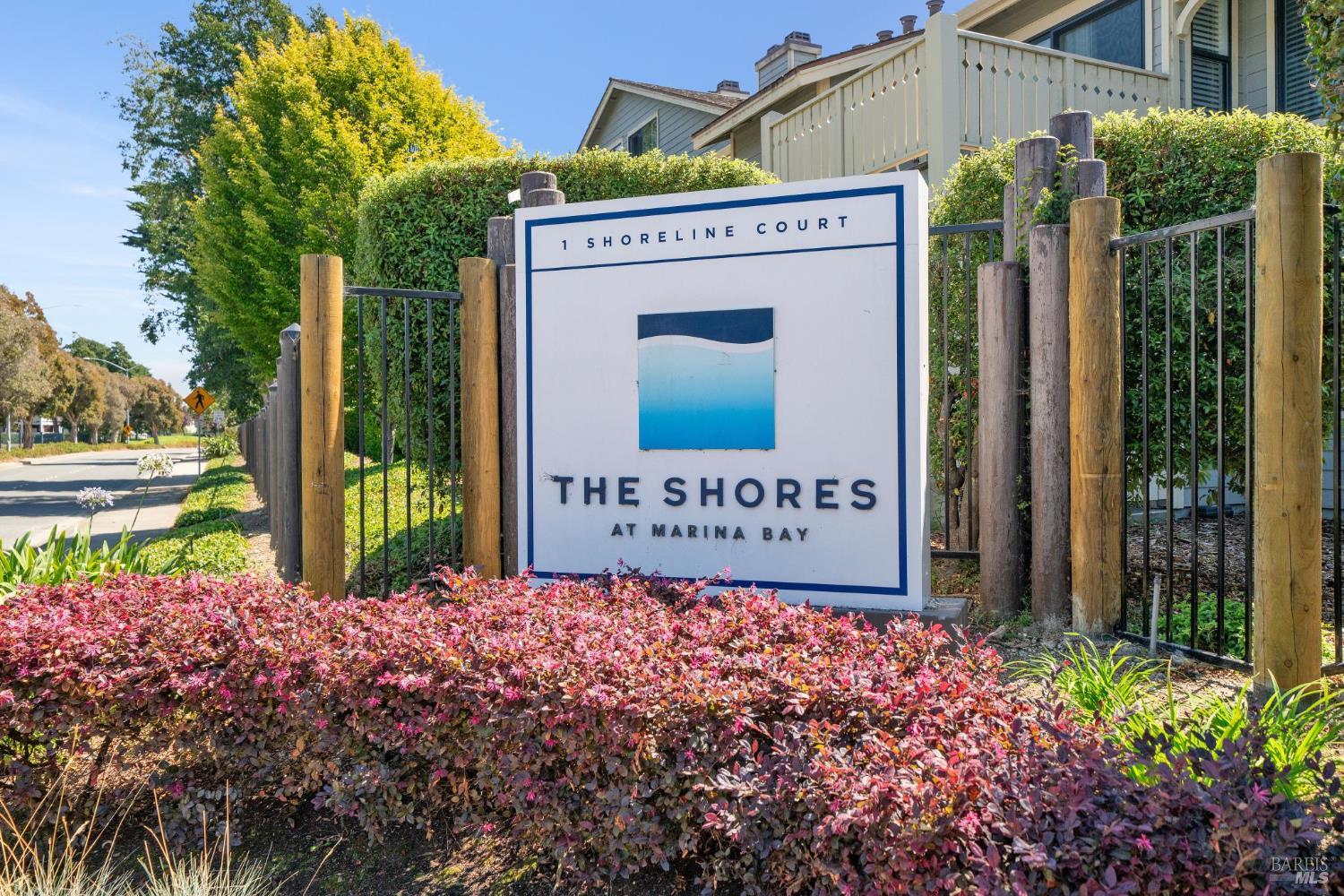 243 Shoreline Ct
