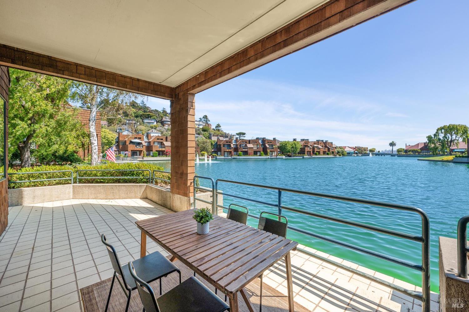 24 Lagoon Vista