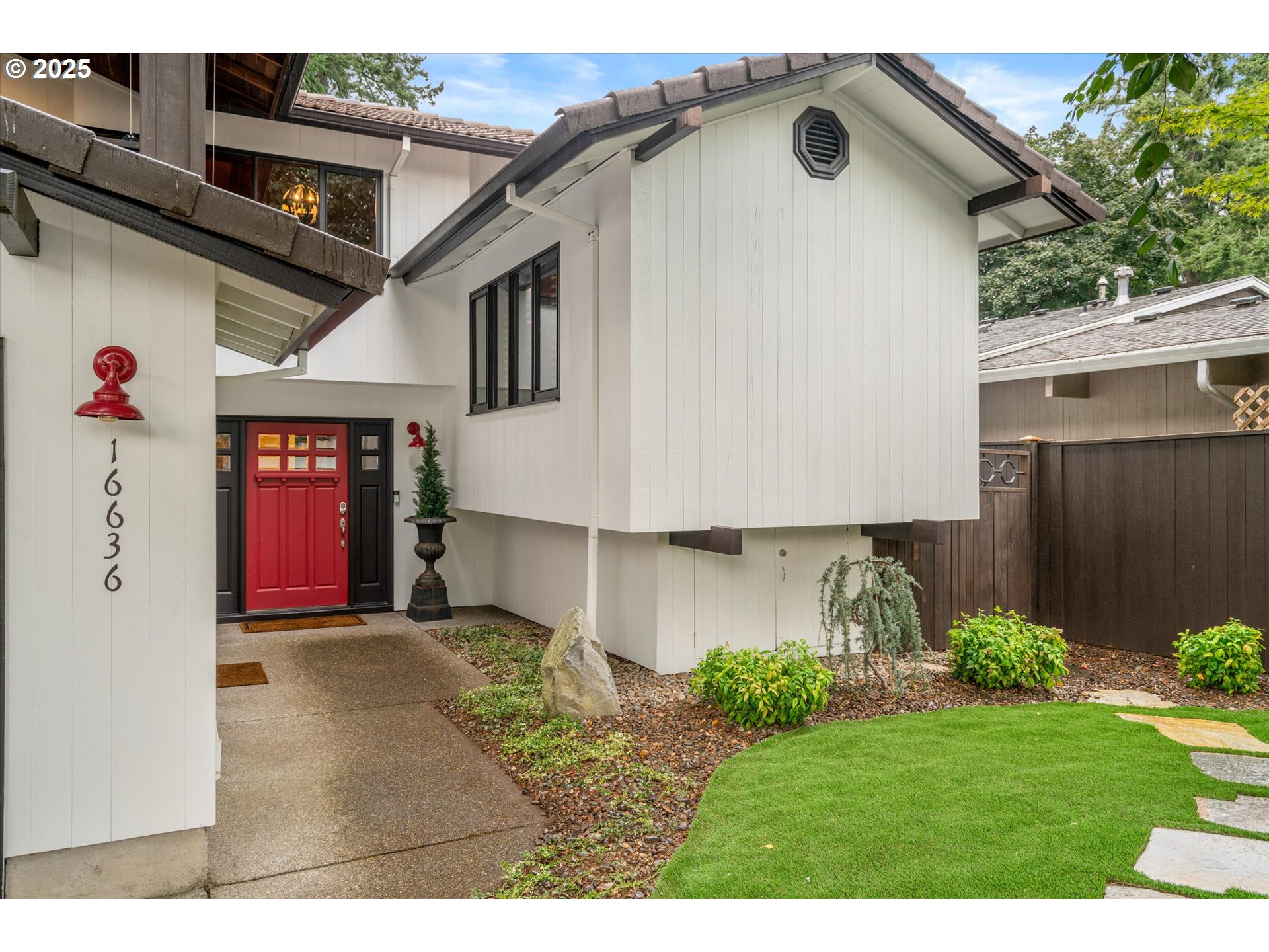 16636 MAPLE CIR