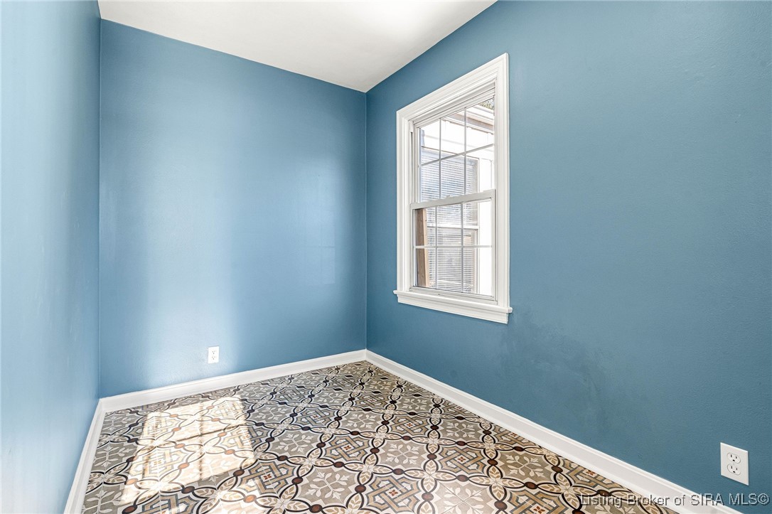 221 Harrison Avenue W