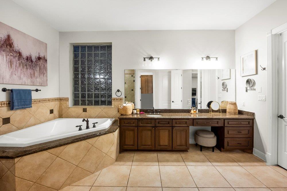 109 Burgess LN