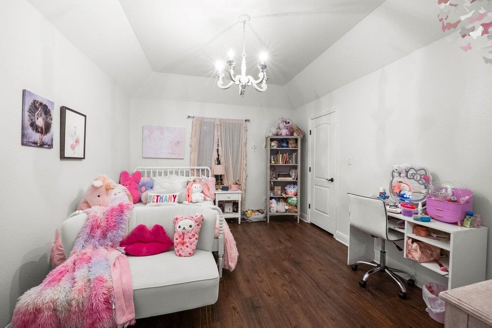 109 Burgess LN